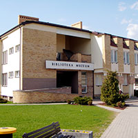 Zdjęcie wejścia do Biblioteki Miejskiej w Augustowie