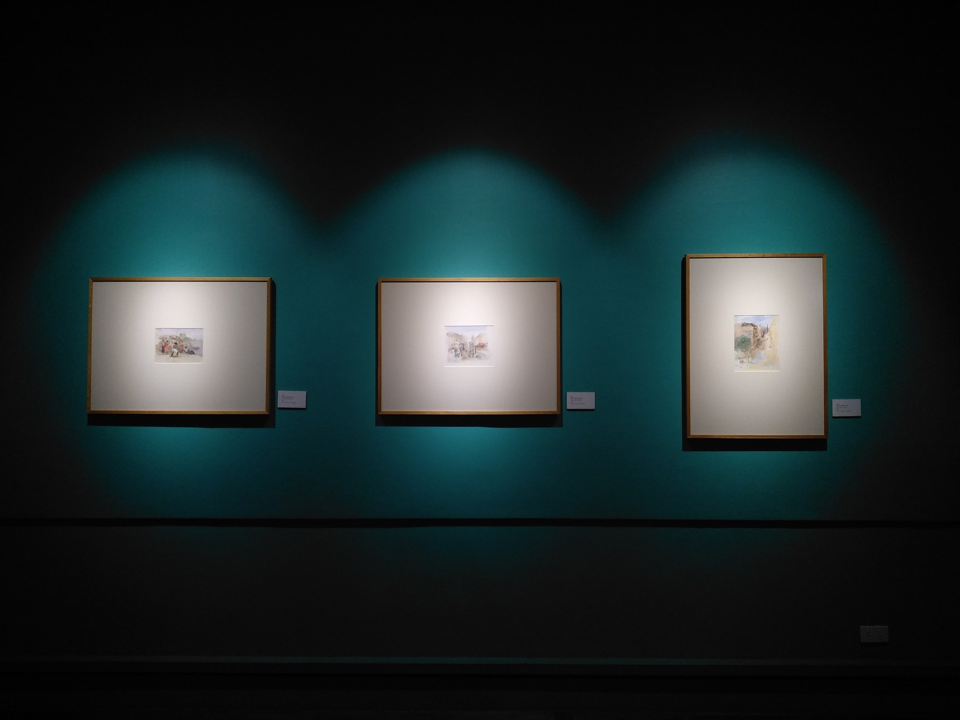 Wnętrze galerii przedstawiające 3 małe obrazy